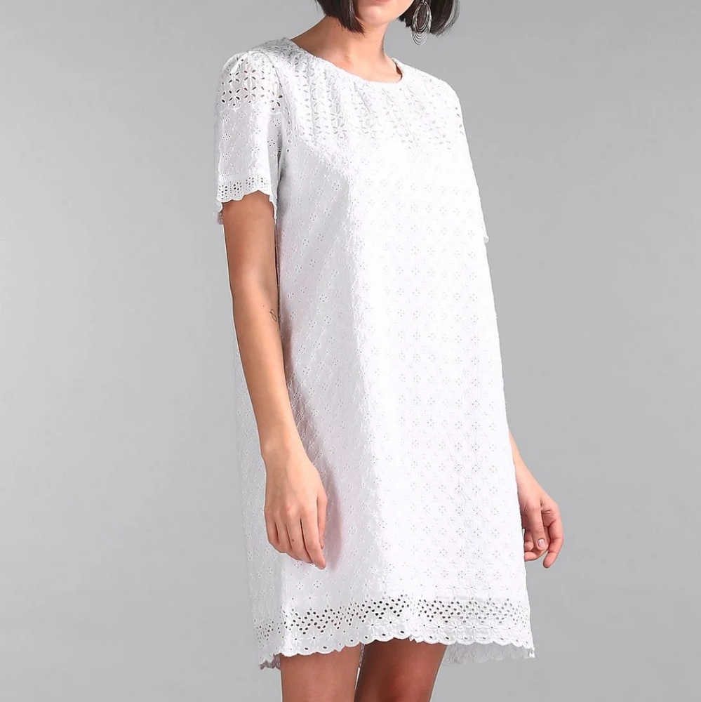 Gap eyelet white dress with elastic neckline.  Lined with short sleeves, size sm